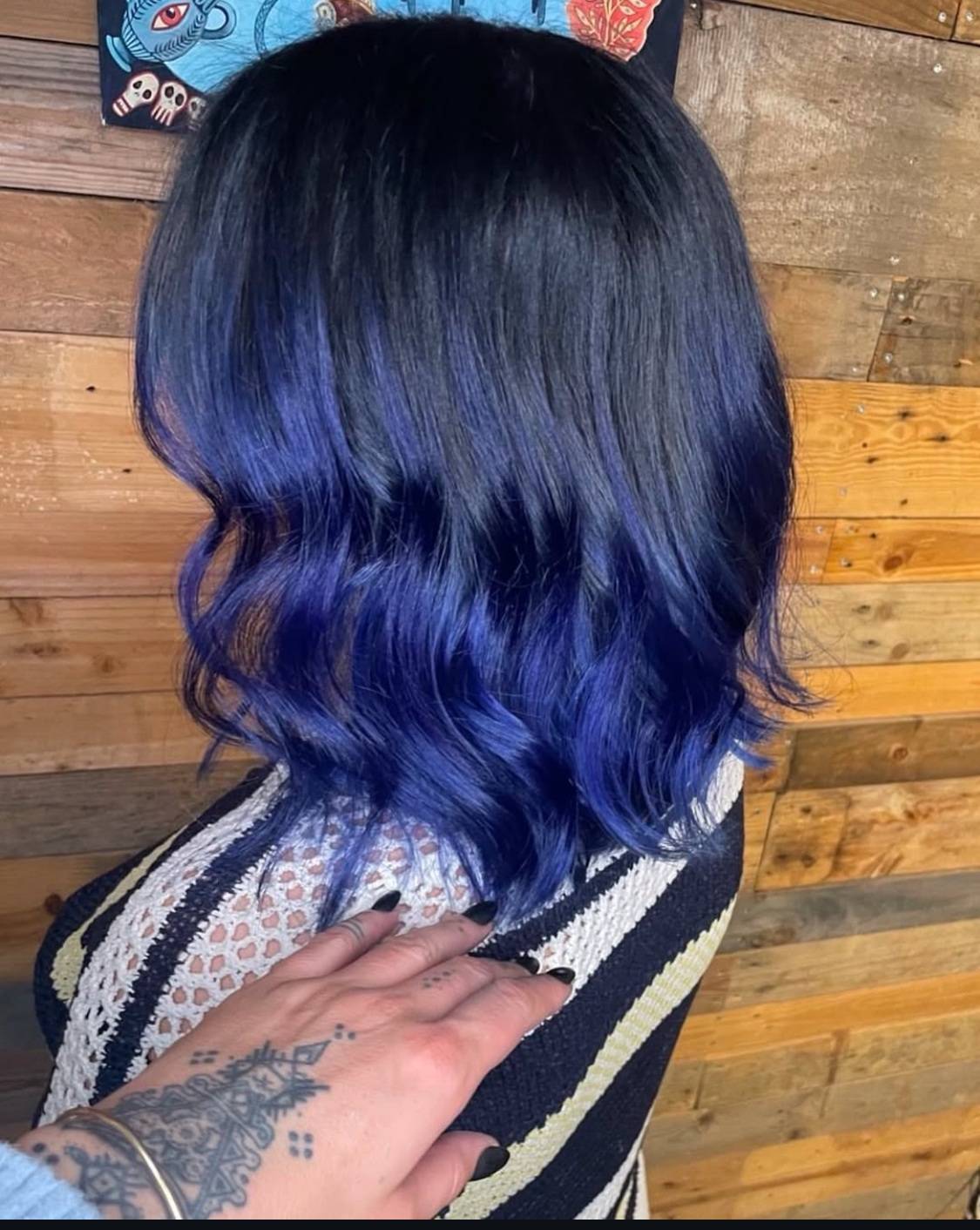 Coloration bleu nuit avec coupe carré dans un salon de coiffure à Toulouse centre