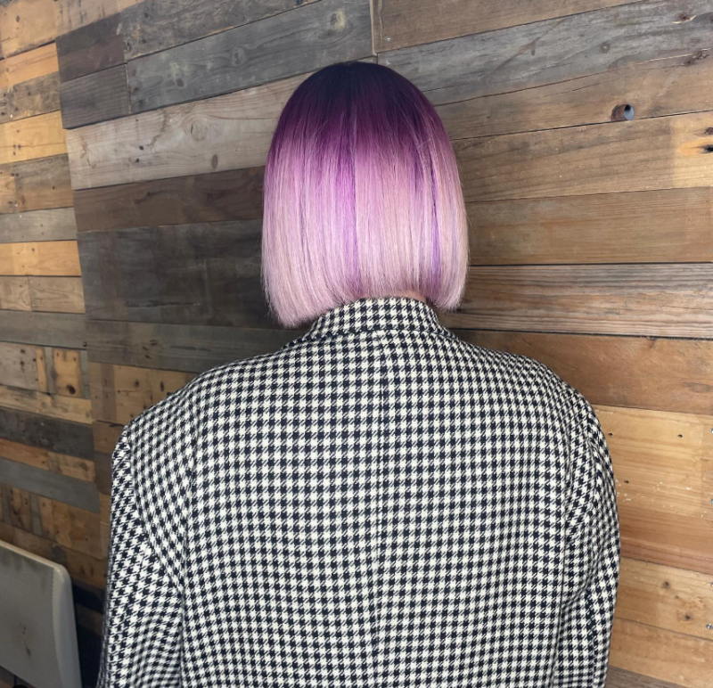 Salon de coiffure pour balayage violet rose avec dégradé de couleur à Toulouse centre Saint-Aubin